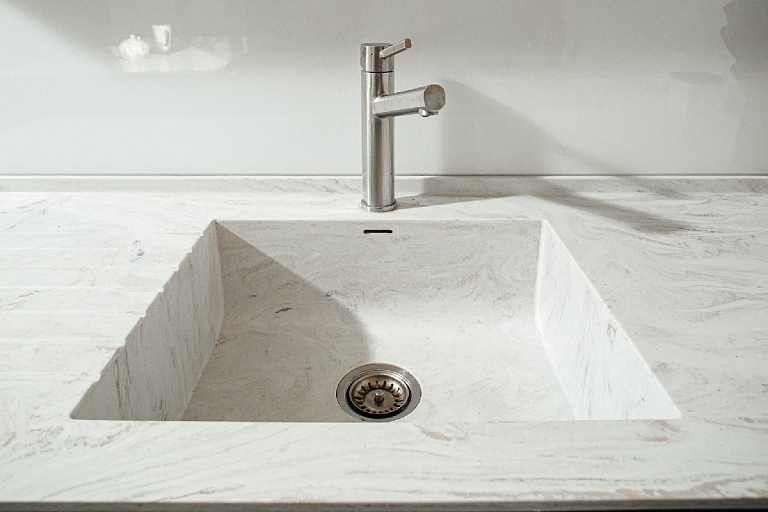 Izlietne ar ūdens rievām no Corian ® materiāla