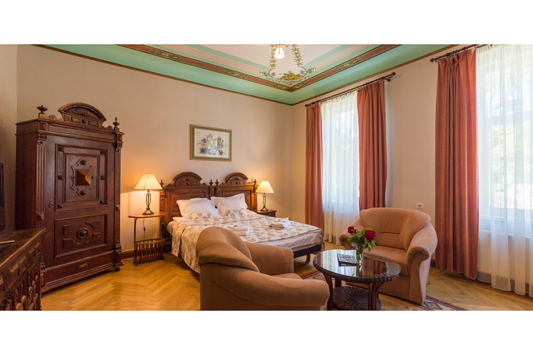 ROZE apartments. Triple room with bathroom