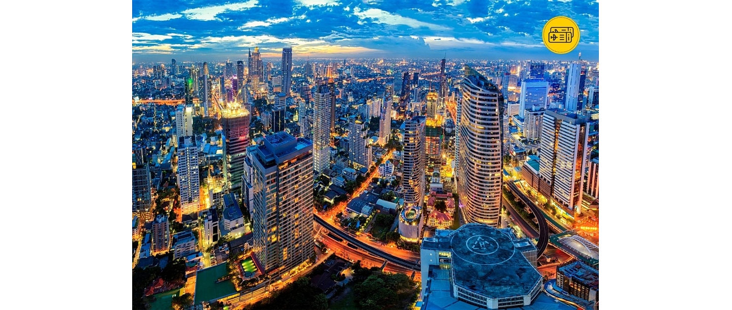 Bangkokas dzīvotspējīgā panorāma ar augstceltnēm un dzīvotspējīgām ielām, kas piedāvā perfektu sajūtu par mūsdienu pilsētas dzīvi un dinamiskiem notikumiem. Pilsēta, kas nekad neguļ!