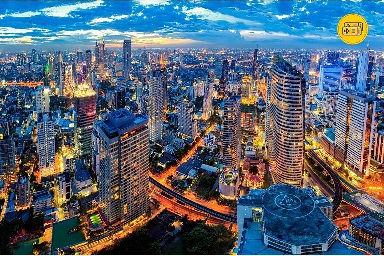 Bangkokas dzīvotspējīgā panorāma ar augstceltnēm un dzīvotspējīgām ielām, kas piedāvā perfektu sajūtu par mūsdienu pilsētas dzīvi un dinamiskiem notikumiem. Pilsēta, kas nekad neguļ!