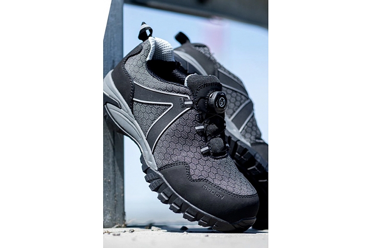 Work shoes with protection