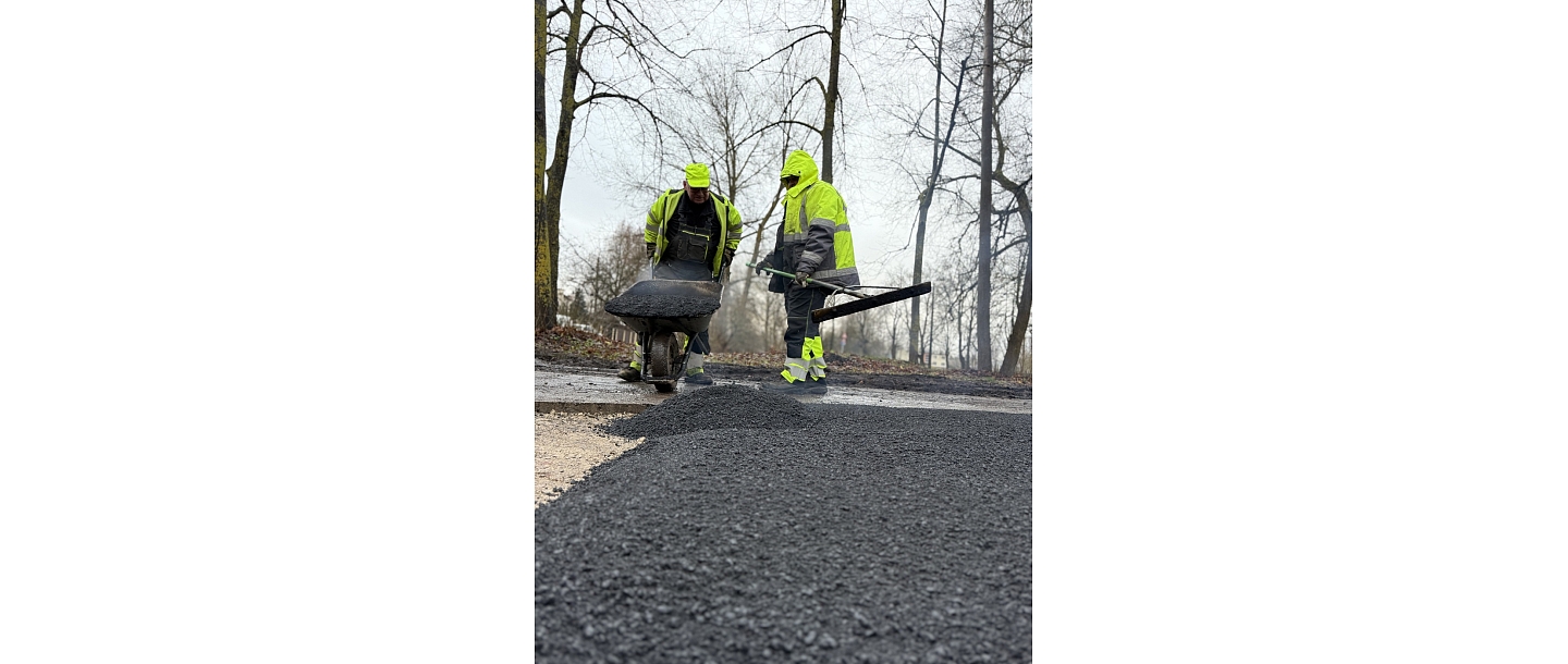 Pothole repair with full technology, using hot mix asphalt concrete