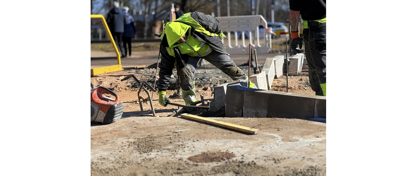 Construction of concrete curbs