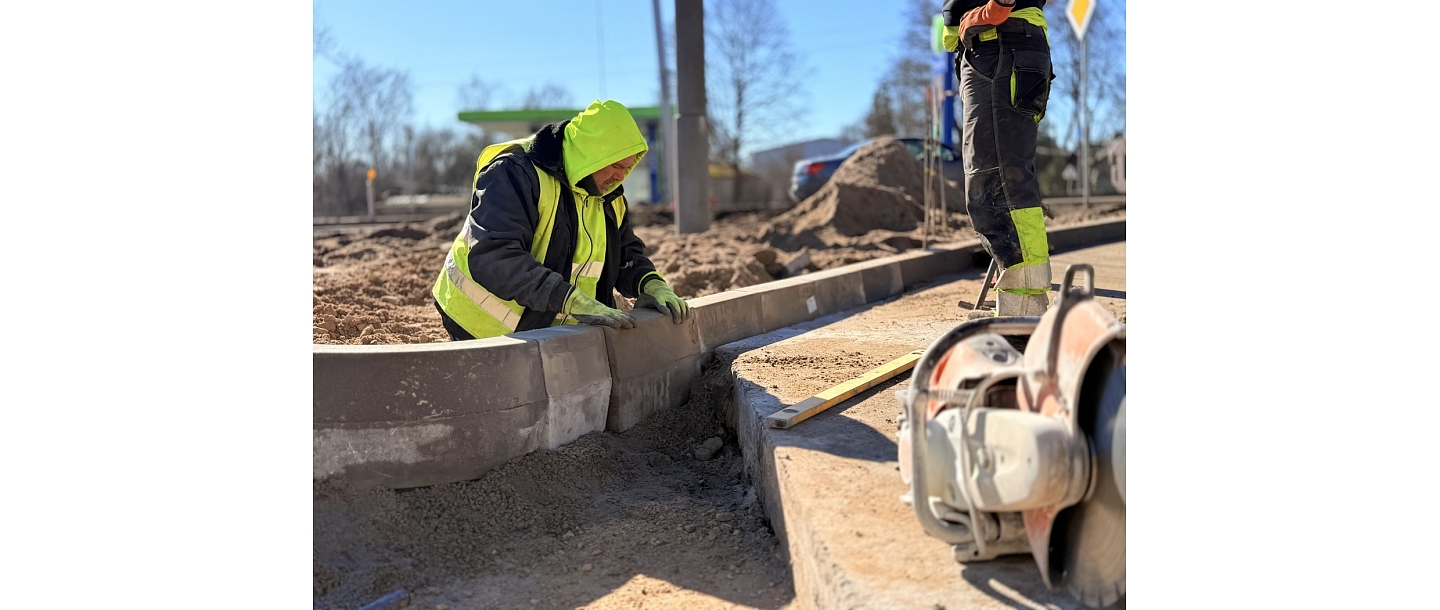 Construction of concrete curbs