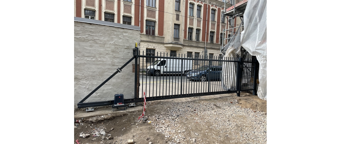 Раздвижные ворота с заполнением металлической трубой