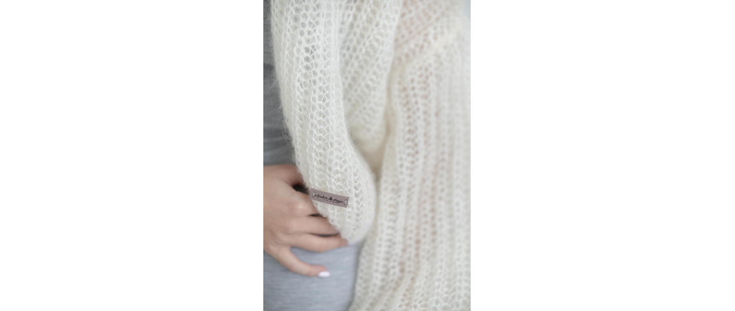 Легкий и стильный свитер, что создает приятное настроение.