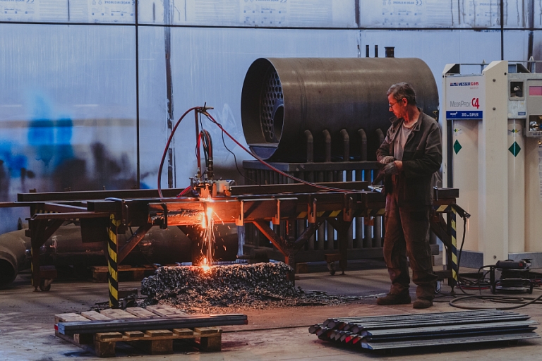 Metal plasma cutting in the factory – precision metalworking for industrial projects