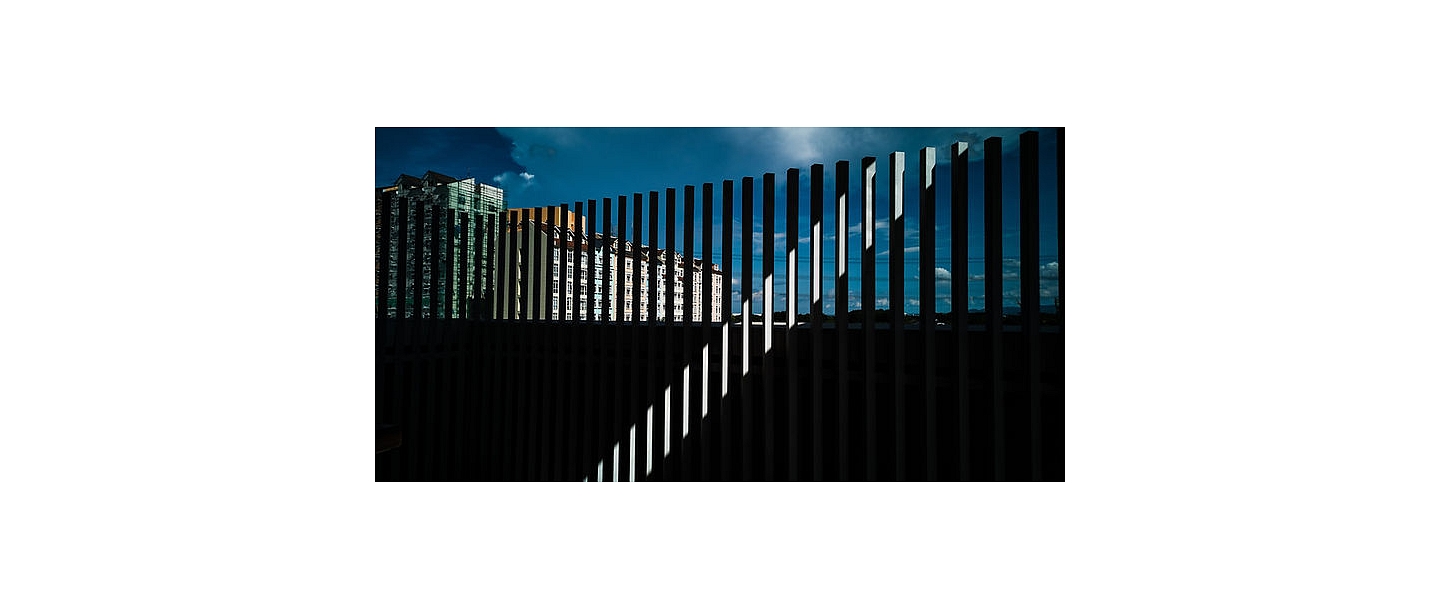 Design and installation of a metal fence in an urban environment