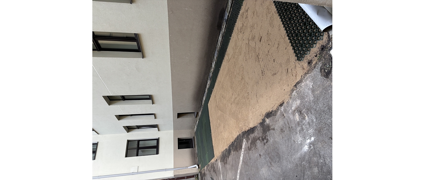 Работы по благоустройству территории у фундамента здания