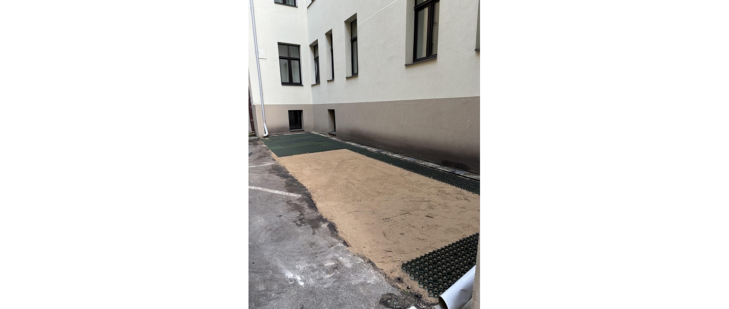 Zemes labiekārtošana pie ēkas pamatiem