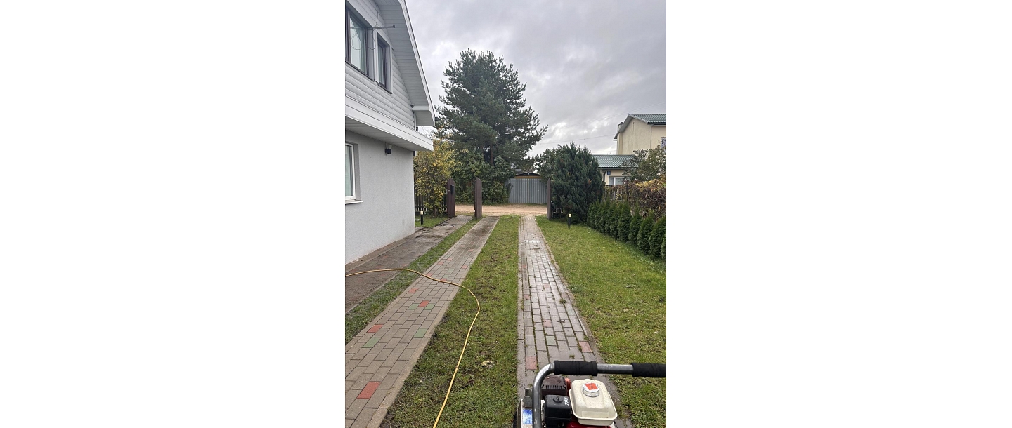 Bruģa atbrīvošana no nezālēm