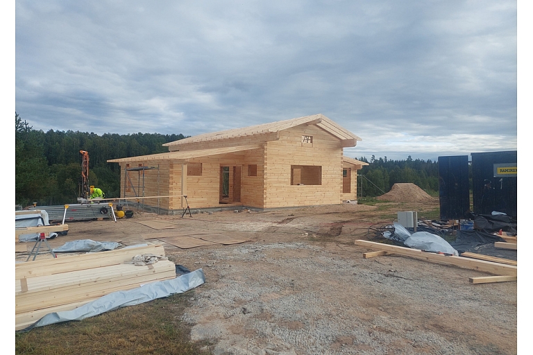 Assembly of log houses