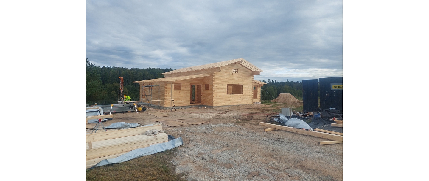 Assembly of log houses