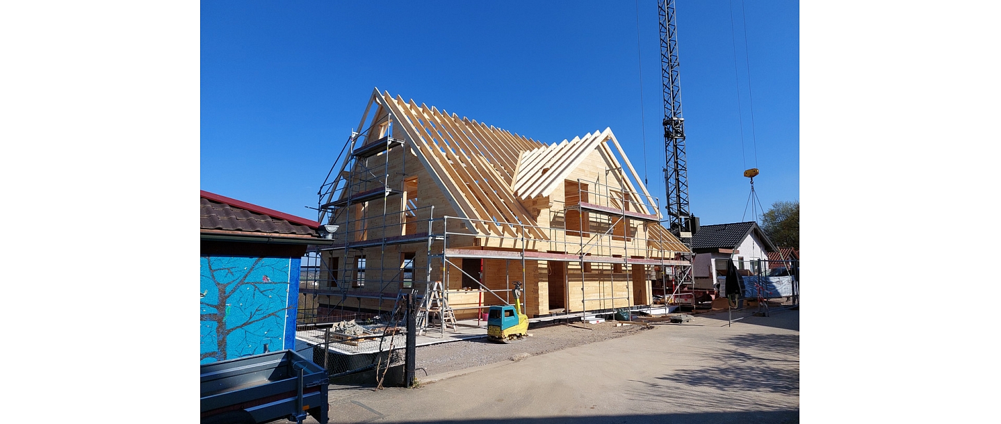 Assembly of wooden frame houses