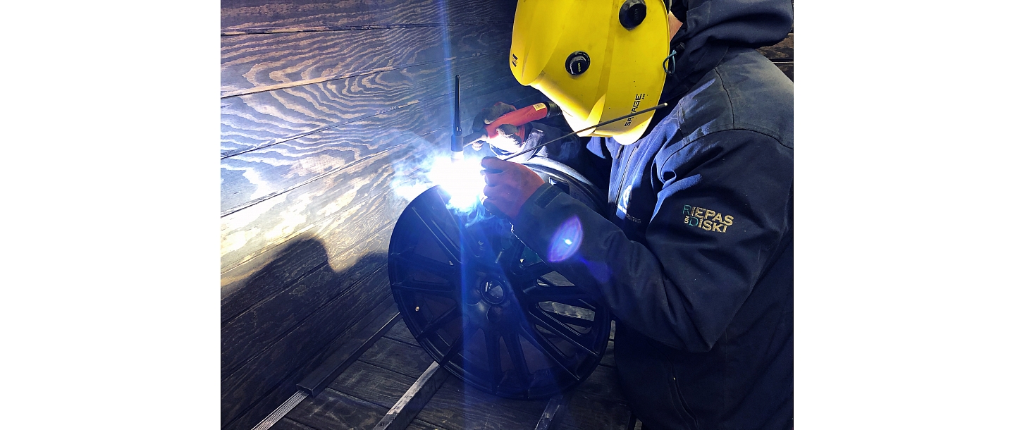 Disc repair, wheel rolling, wheel straightening, disc welding.