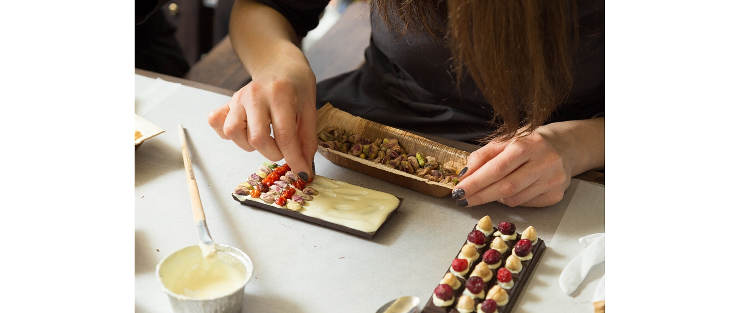 Decorating a chocolate bar