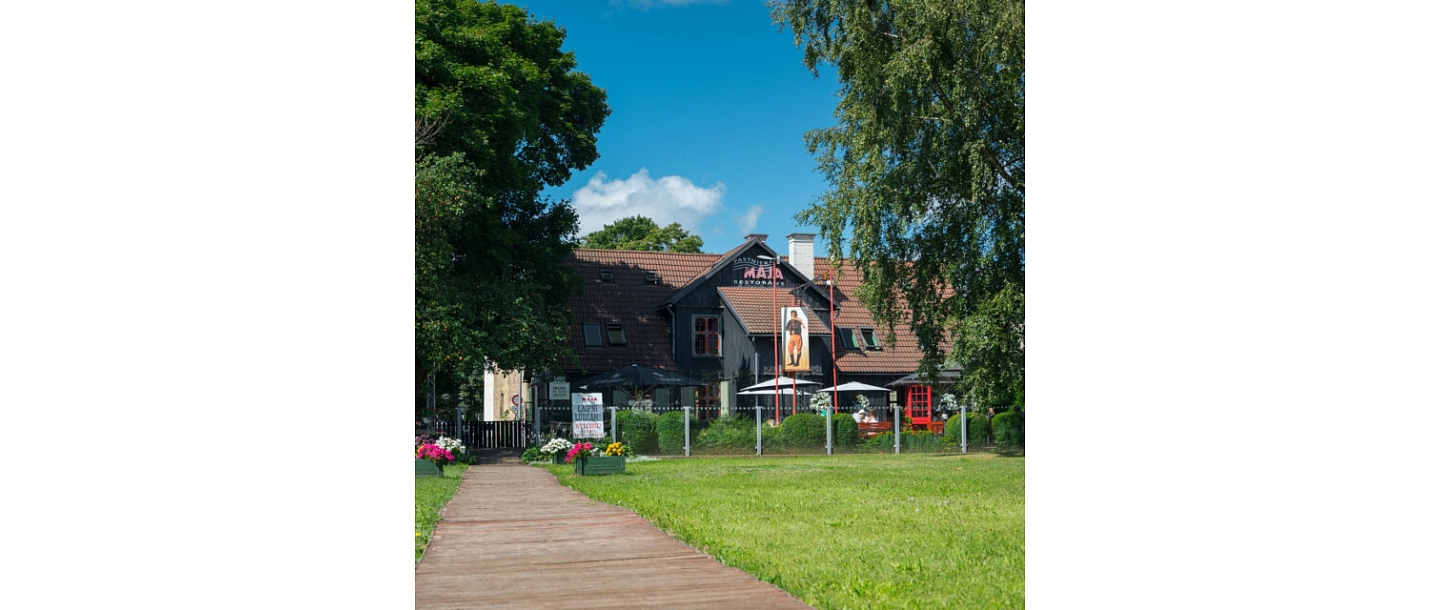 Pastnieka māja atrodas gleznainā vietā ar sakoptu apkārtni, radot patīkamu atmosfēru viesiem.