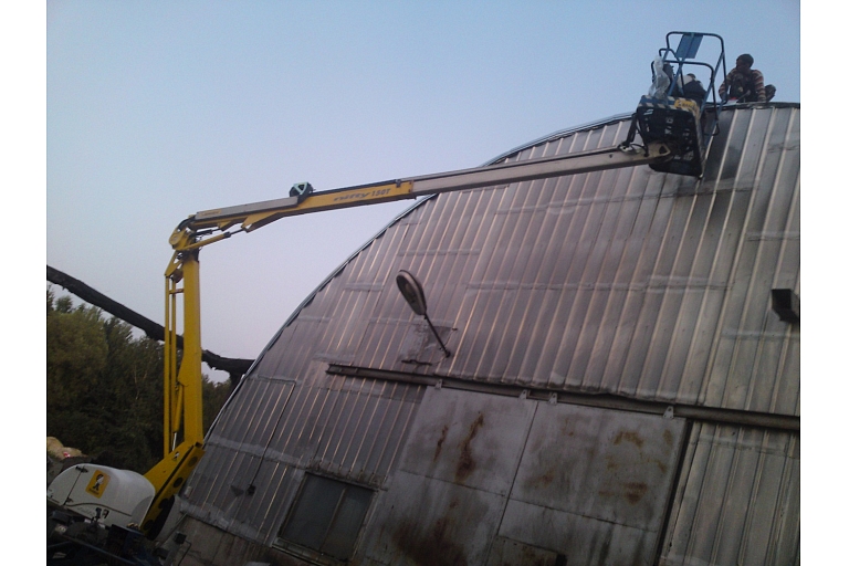 Cleaning of internal structures of hangars and workshops from dust
