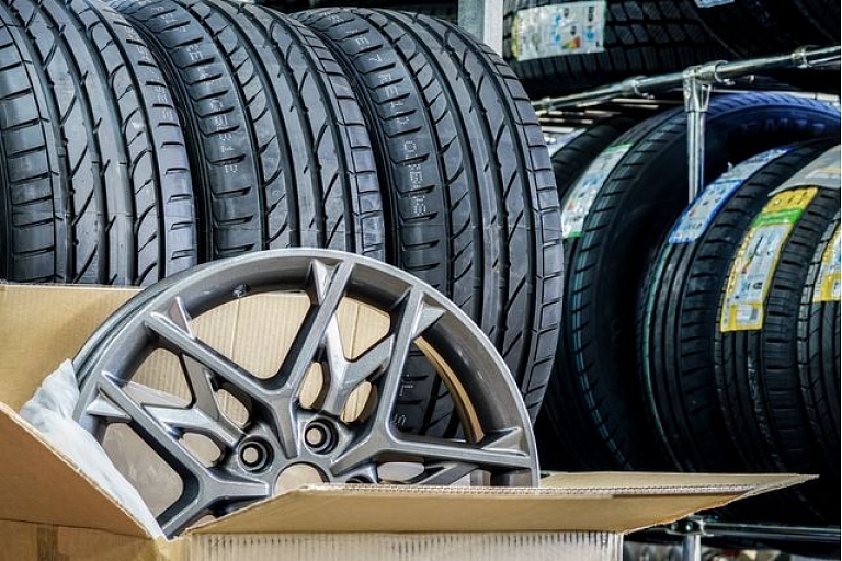 Car tyre and wheel trade