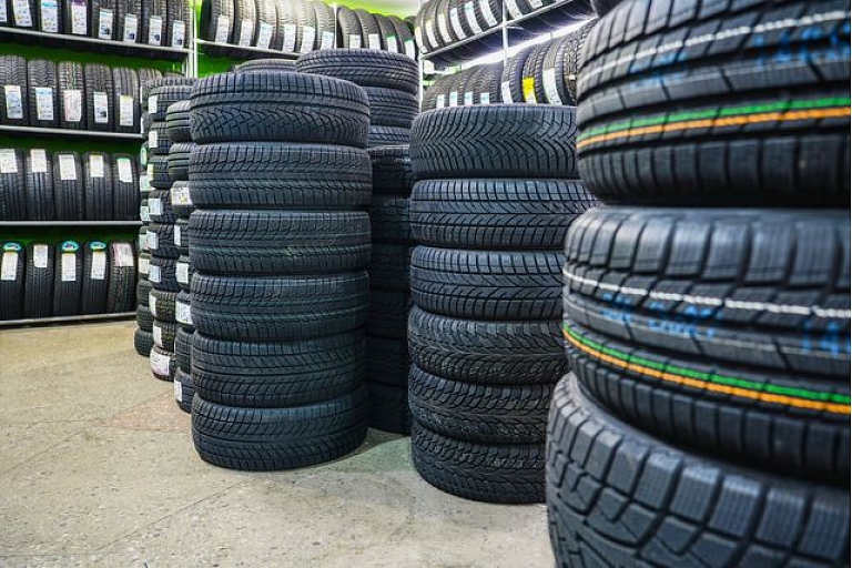 Car tyre and wheel trade