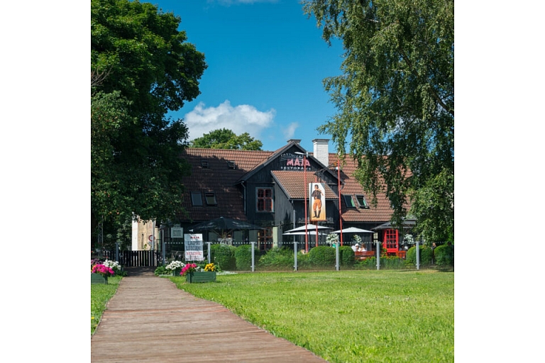 Pastnieka māja atrodas gleznainā vietā ar sakoptu apkārtni, radot patīkamu atmosfēru viesiem.
