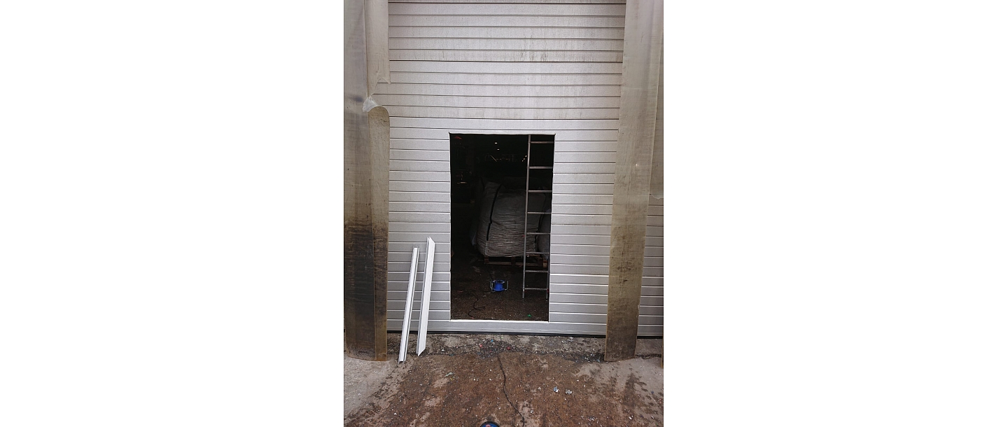 Врезка дверей в рулонных воротах