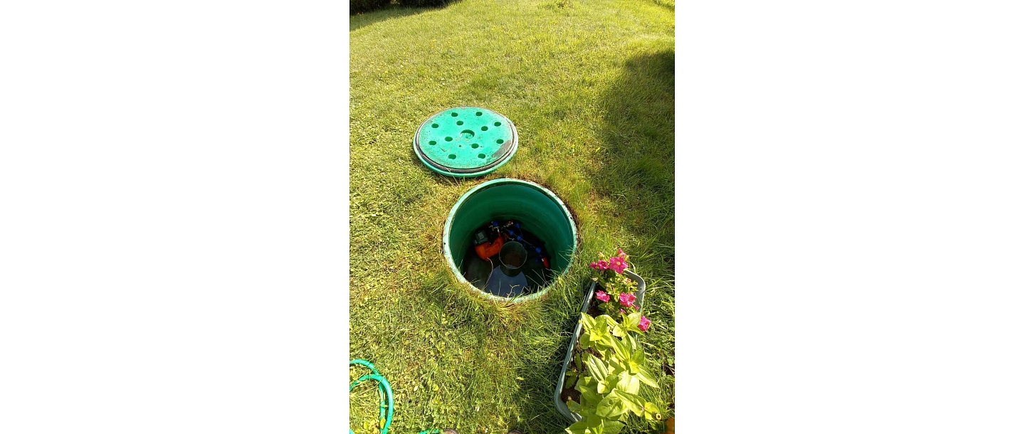 Water pump system with pipe connection