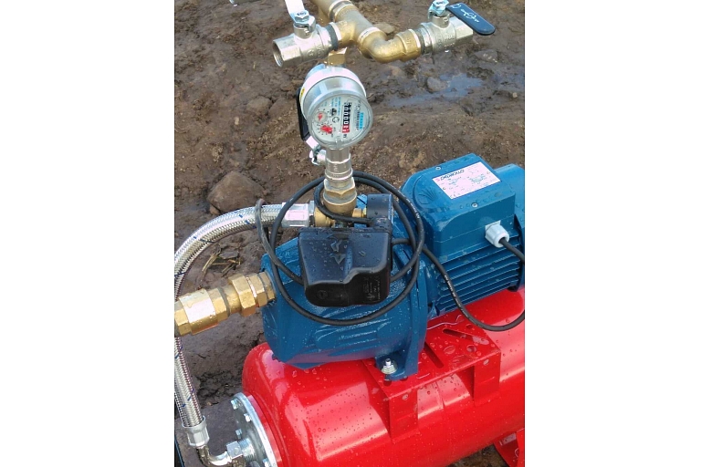 Ūdens sūkņa un spiediena mērītāja tuvplāns