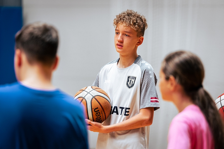 diennakts basketbola nometne