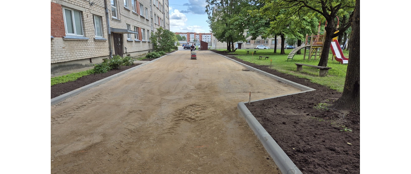 Укладка дорожного покрытия на начальном этапе