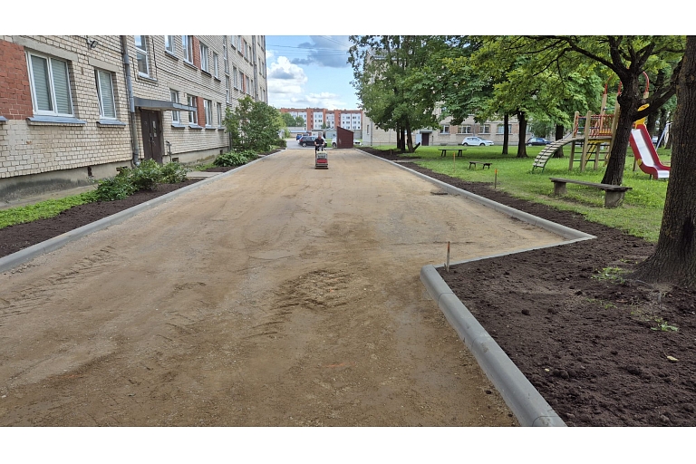 Укладка дорожного покрытия на начальном этапе