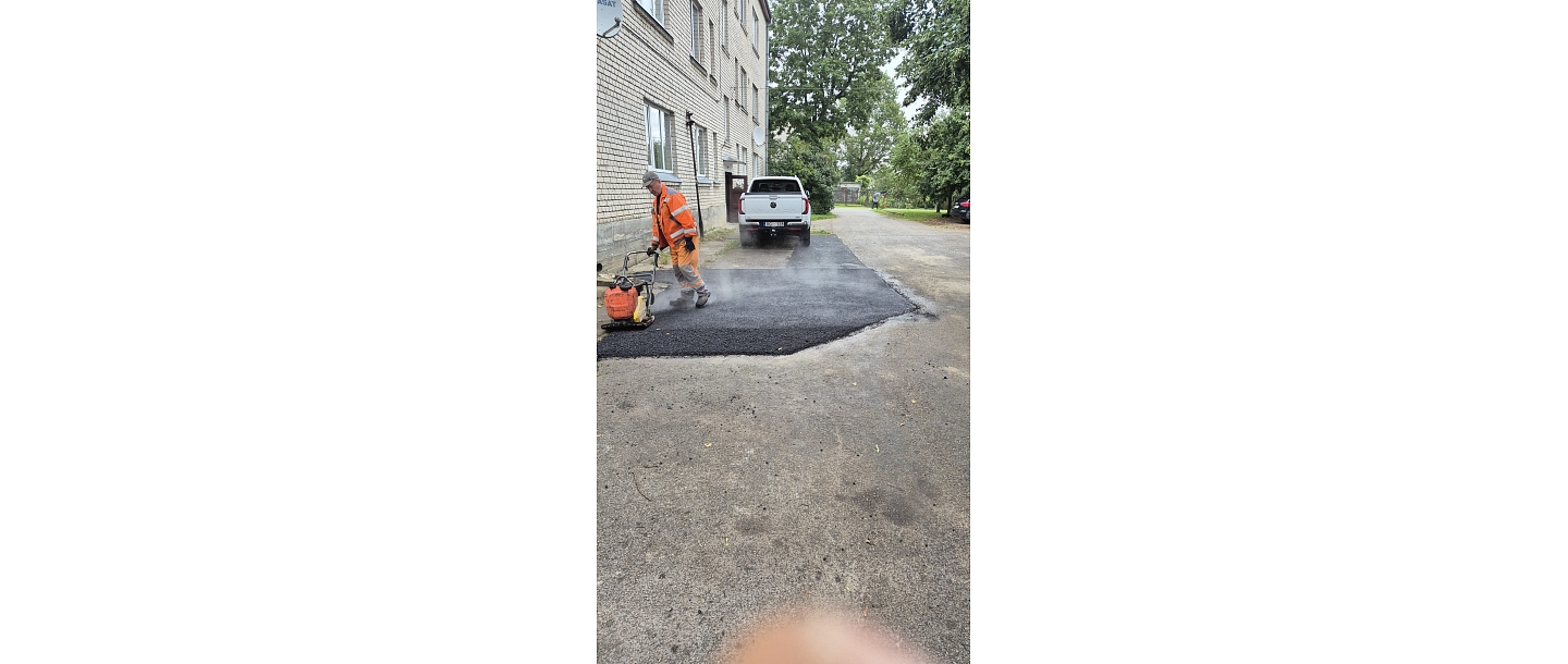uses a vibrating plate, to compact the asphalt laid on a construction site.