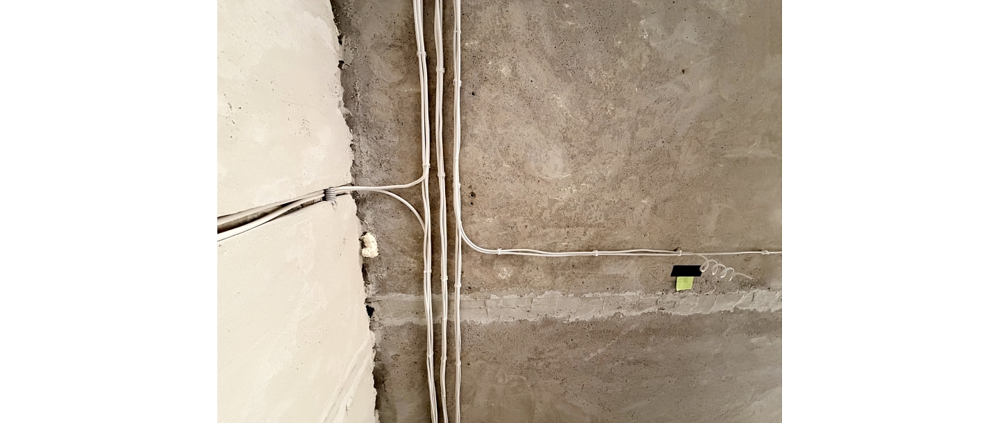 Detalizēts skats uz elektroapgādes sadales paneli