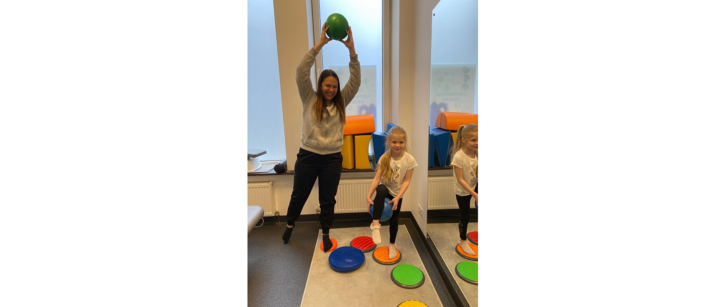 Physiotherapist Works with children, for adults, for seniors, also for pregnant women. Specializing in postures, scoliosis, neurology, in orthopedics and post-traumatic therapy.