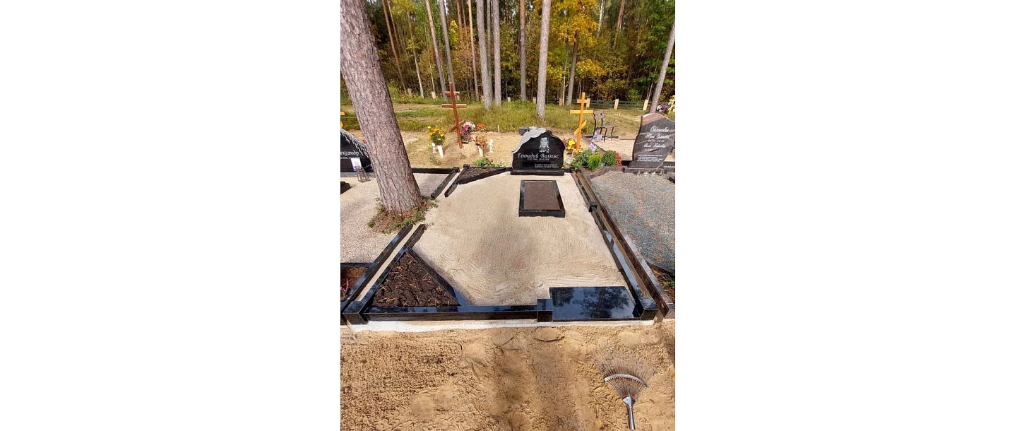 Crossroads, IK - granite fence