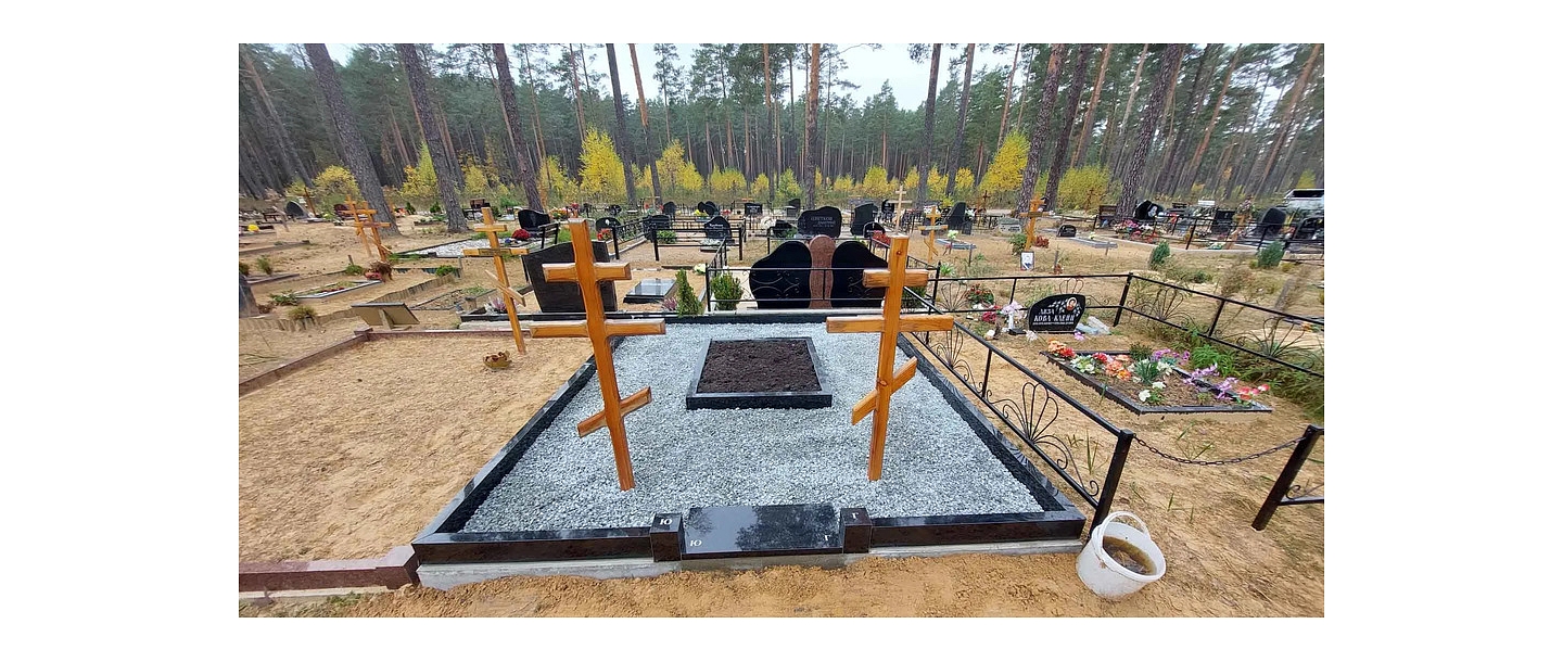 Перекресток, ИК - гранитный забор