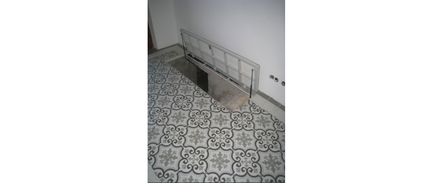 Floor hatch for tiles