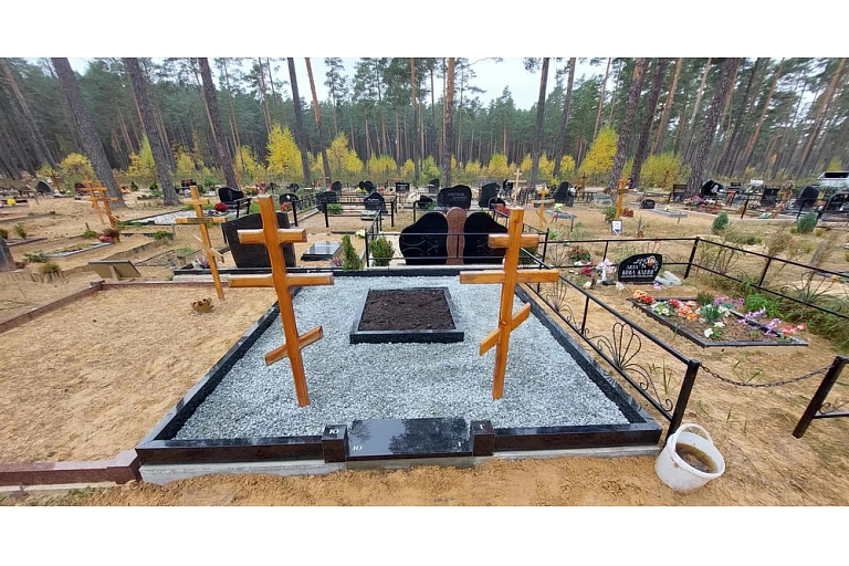 Перекресток, ИК - гранитный забор