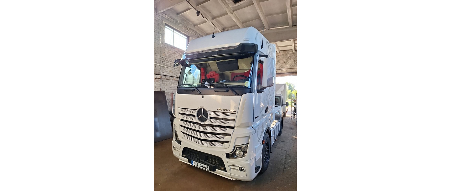 Kravas auto logu maiņa