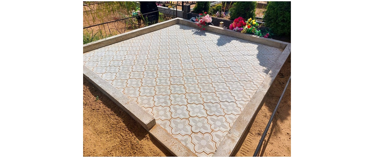 Grave with ceramic tiles