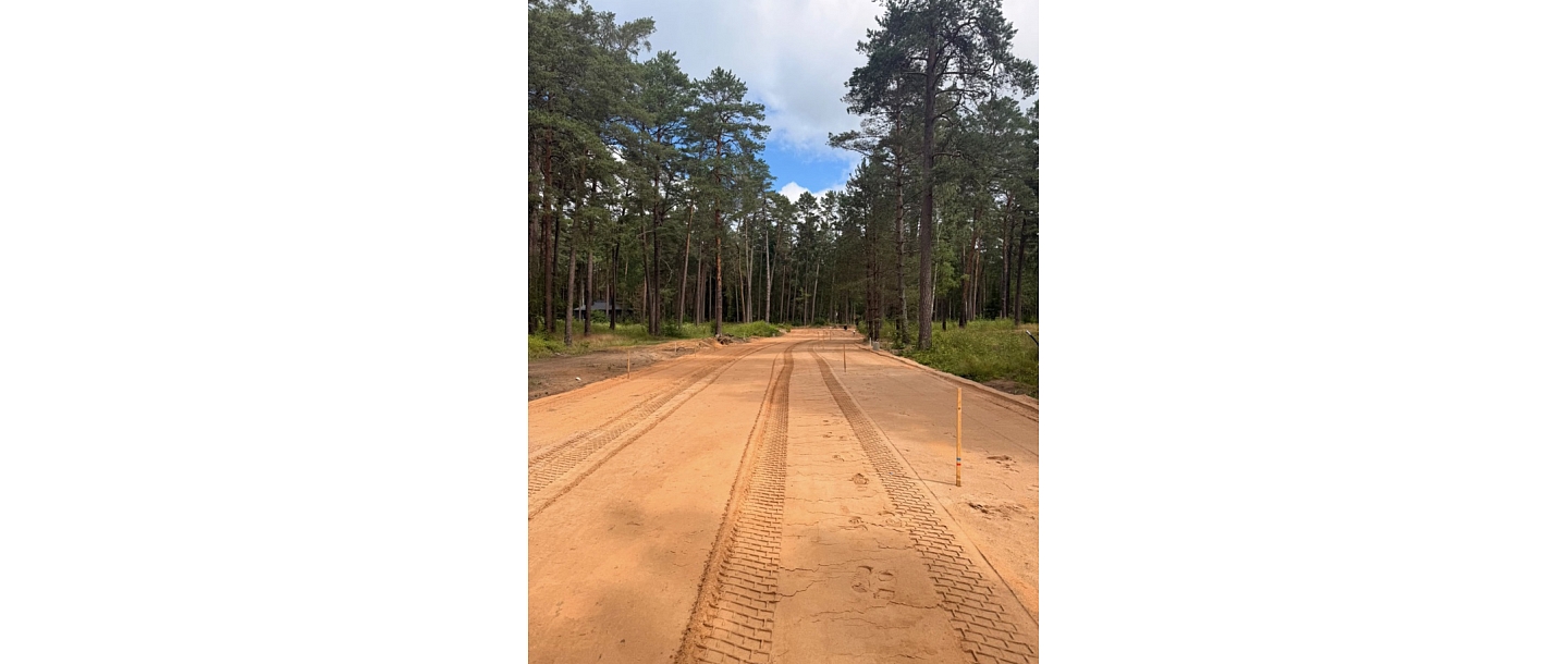 roadbed construction, crushed stone application and surface leveling