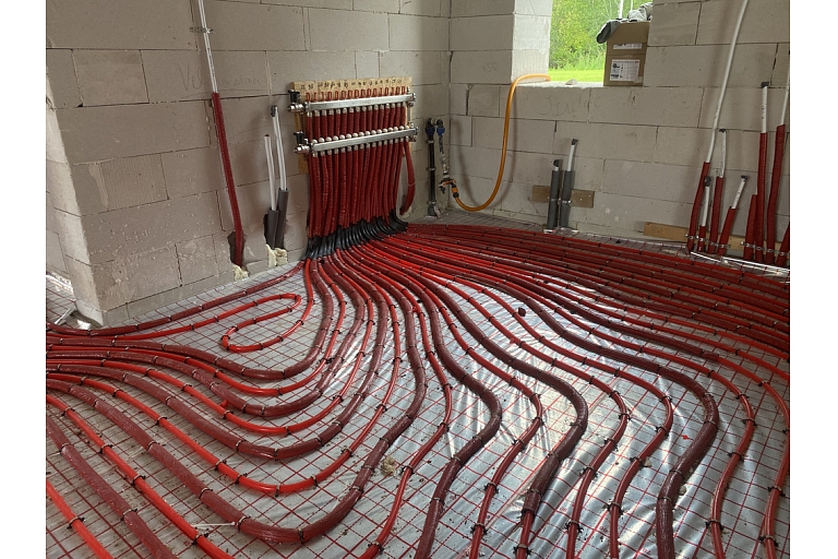 Silto grīdu montāžā, kolektora pieslēgšana