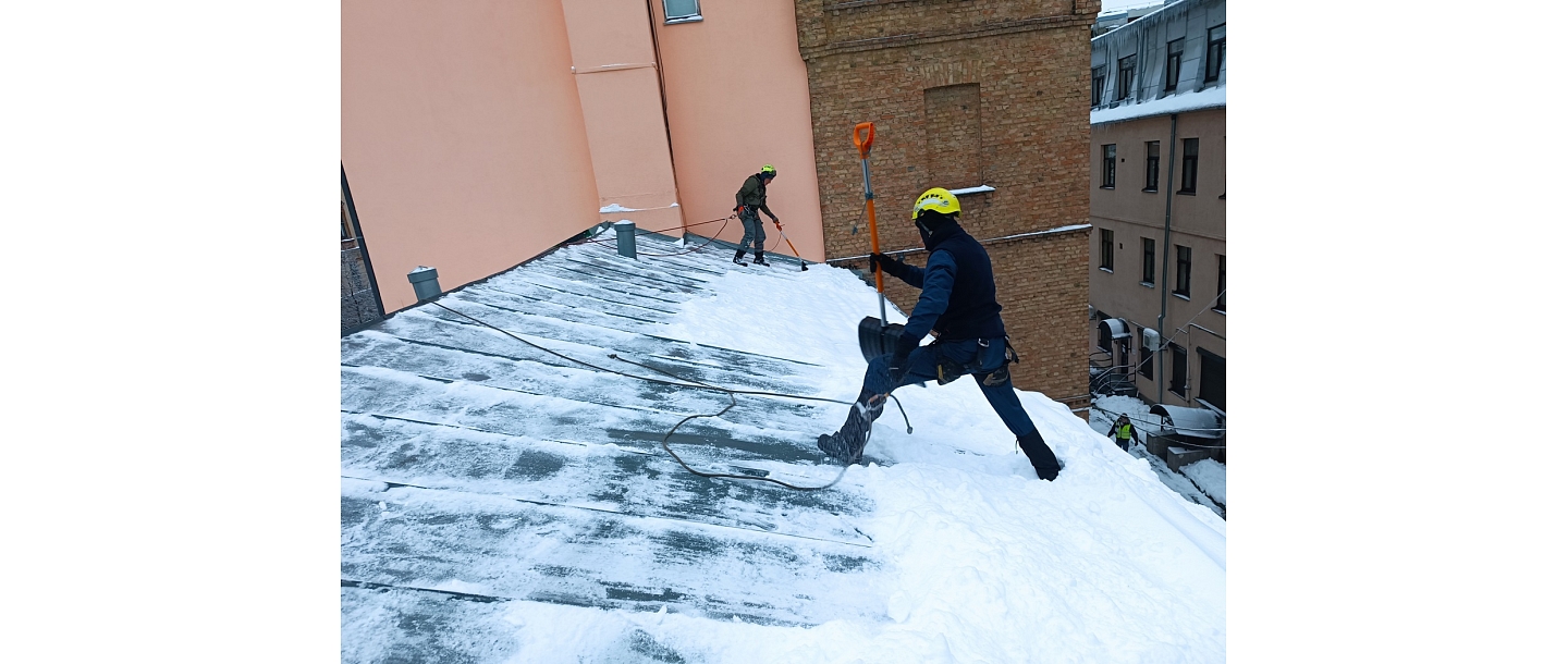 Roof cleaning from snow