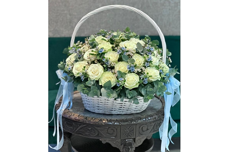 Цветы в корзине