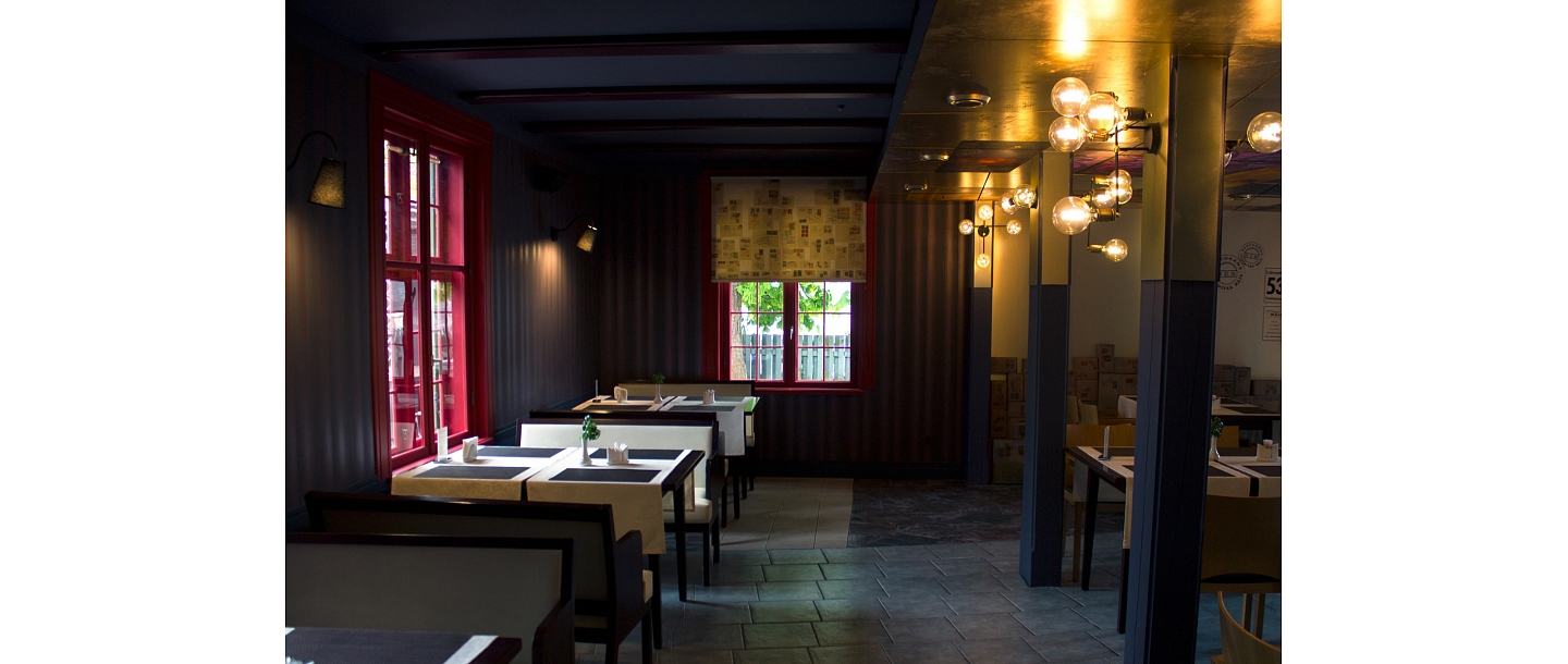 Pastnieka mājas interjers apvieno siltu apgaismojumu un mierpilnu noskaņu komfortablai atpūtai.