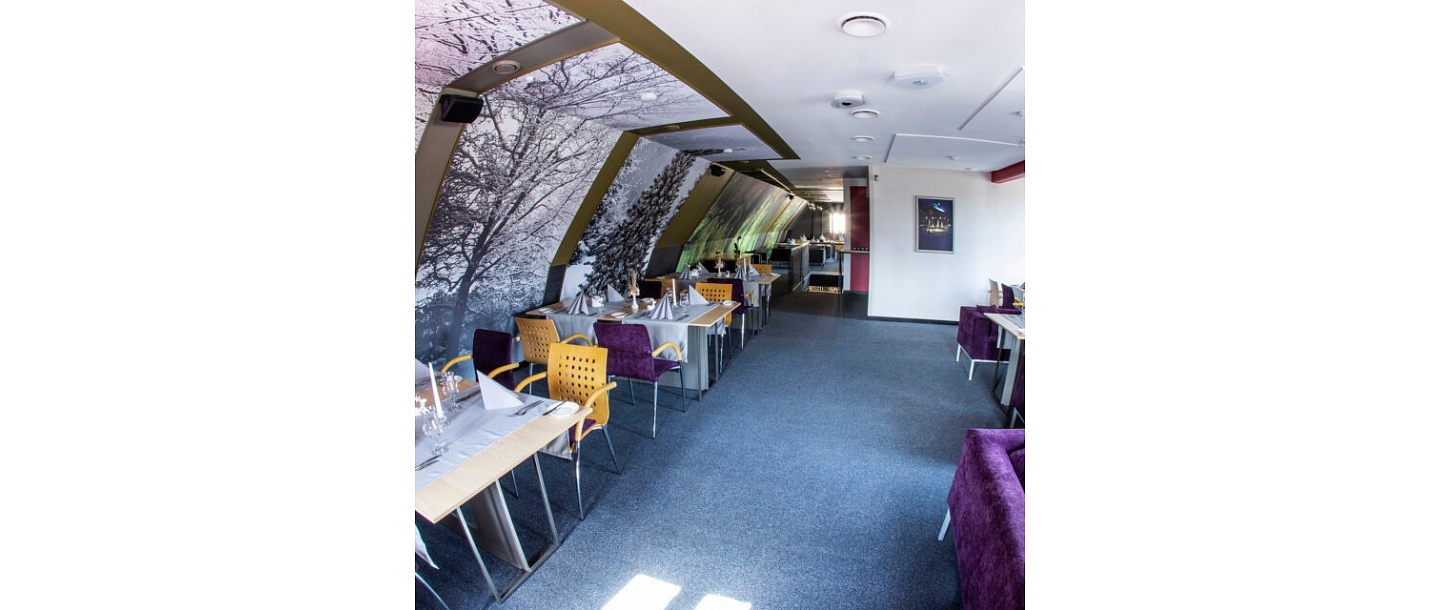 The postman&amp;#39;s house provides a spacious and bright hall, suitable for banquets, for celebrations and corporate events.