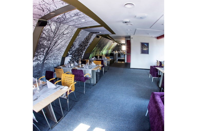 The postman's house provides a spacious and bright hall, suitable for banquets, for celebrations and corporate events.