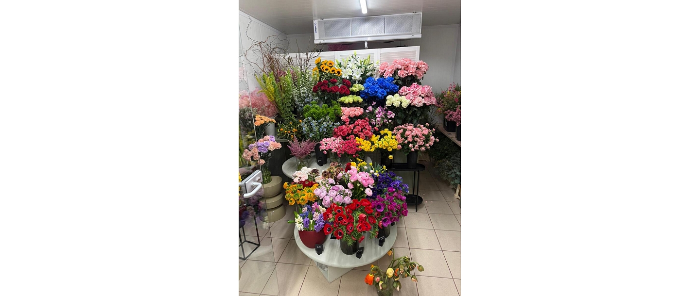 holiday flower arrangements