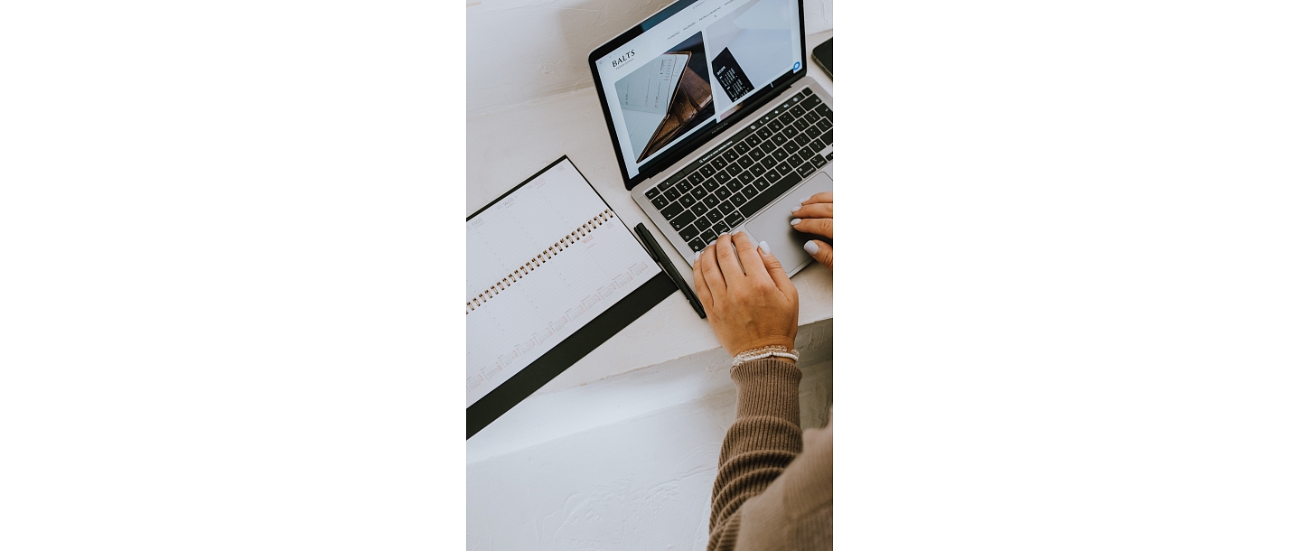 Weekly desk calendar