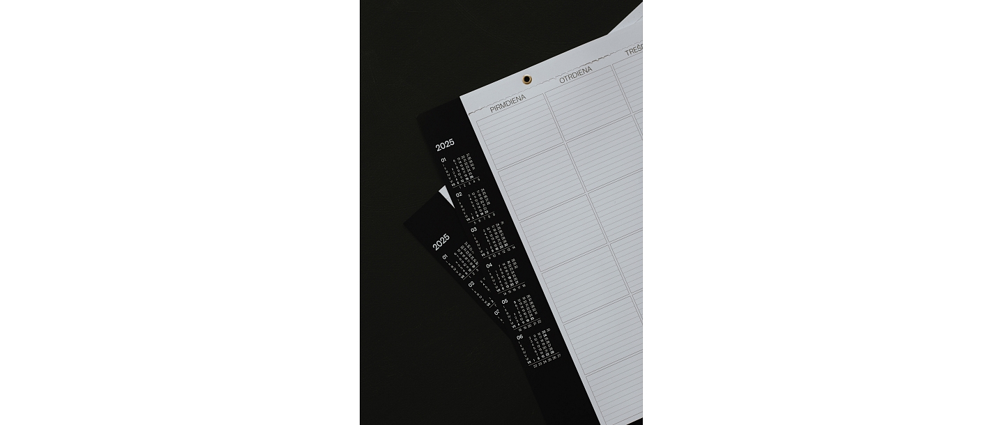 Weekly desk calendar